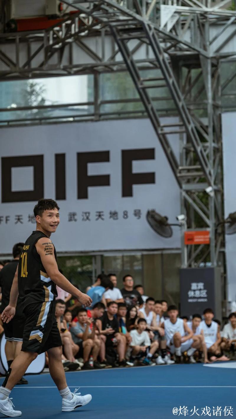 37岁街球王周锐校园行首次走进幼儿园，左手滑翔劈扣引爆全场欢呼