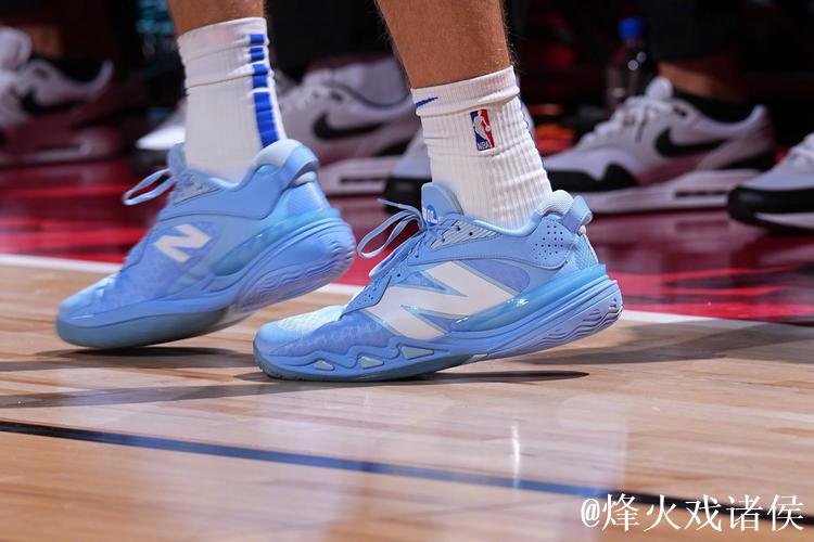 弗拉格身穿深蓝Hesi Low v2，创造生涯新高42分7篮板6助攻