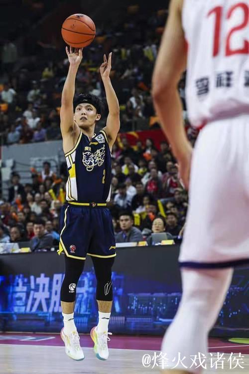 CBA-徐杰17+9萨林杰17+10 广东险胜广州97-94 CBA-徐杰17+9萨林杰17+10 广东险胜广州97-94